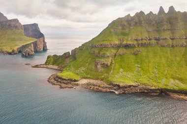 Faroe adaları helikopterden izlenen dramatik kıyı şeridi. Vagar alanı
