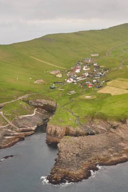 Helikopterden Faroe adalarındaki Mykines köyü ve uçurumlar. Danimarka