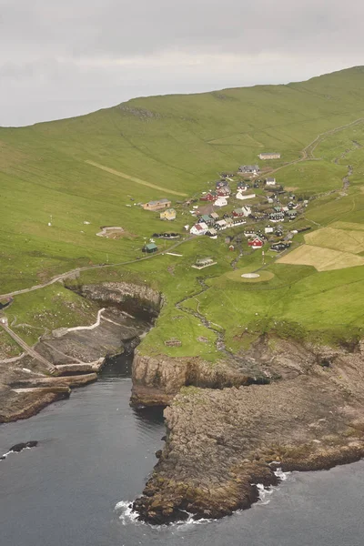 Helikopterden Faroe adalarındaki Mykines köyü ve uçurumlar. Danimarka