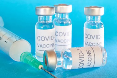 Covid-19 aşı tüpleri. Coronavirus salgını enfeksiyonu. Küresel önleme aşısı