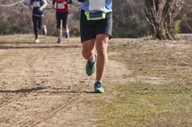 Bir yarışta kros koşucuları. Aktif sağlıklı açık hava yaşam tarzı