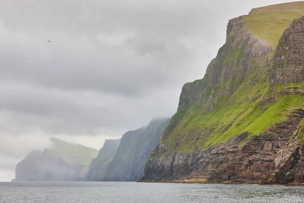 Penhascos Verdes Pitorescos Costa Oceânica Atlântica Nas Ilhas Faroé — Fotografia de Stock