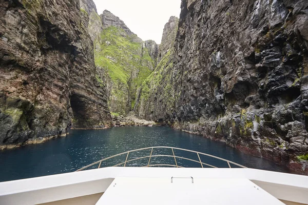 Faroe Adalarında Atlantik Okyanusu Nda Çarpıcı Yeşil Kayalıklar Mağara — Stok fotoğraf