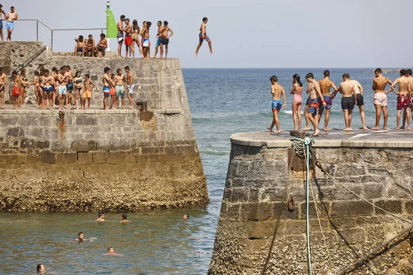 Teenager Springen Ins Wasser Spaß Meer — Stockfoto