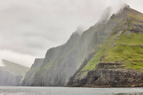 Foggy Green Cliffs Landscape Atlantic Ocean Faroe Islands — Stock Photo, Image