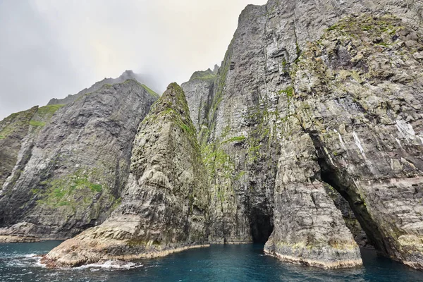 Faroe Adalarında Atlantik Okyanusu Nda Çarpıcı Yeşil Kayalıklar Mağara — Stok fotoğraf