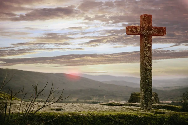 Croce di pietra con un cielo mozzafiato al tramonto — Foto Stock