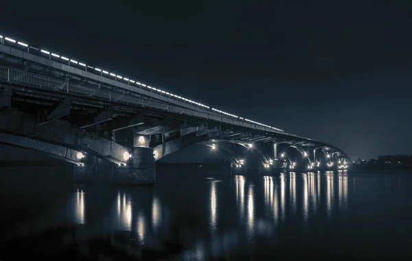 Puente Metro en la noche — Foto de Stock