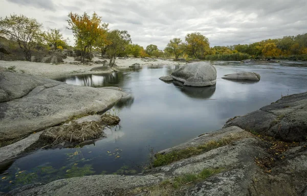 Steine auf dem Fluss — Stockfoto