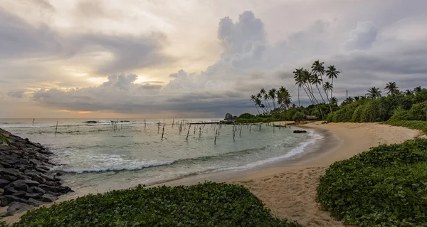 Praia solitária antes da tempestade — Fotografia de Stock