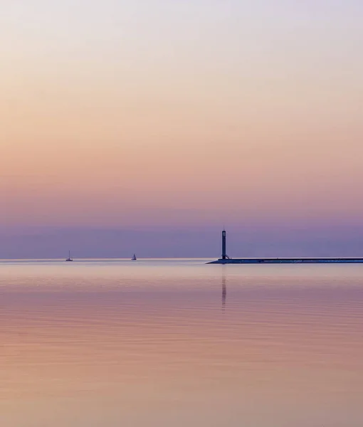 Pequeno Farol Com Dois Iates Pôr Sol Colorido — Fotografia de Stock