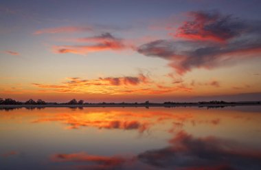 Yanan günbatımı Creamia, Ukrayna