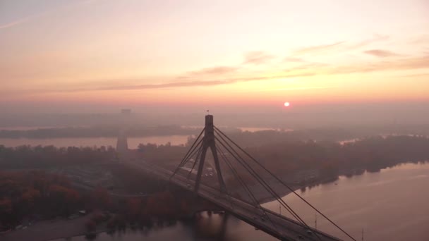 Luchtfoto Van Pivnichny Brug Roze Mistige Ochtend Achtergrond Van Ochtend — Stockvideo