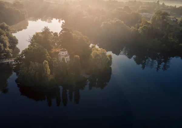 Widok Powietrza Wyspę Circe Anticirce Porannej Mgle Park Sofiyivka Uman — Zdjęcie stockowe