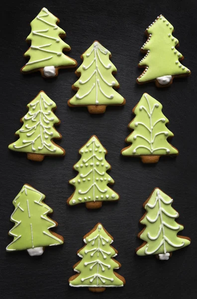 Caseiro Gingersnaps Cobertura Gelo Prato Escuro Árvores Cristmas Deliciosos Biscoitos — Fotografia de Stock