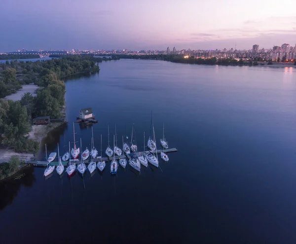 Luftaufnahme Der Lokalen Seebrücke Und Yachten Der Stadt Bei Sonnenuntergang — Stockfoto