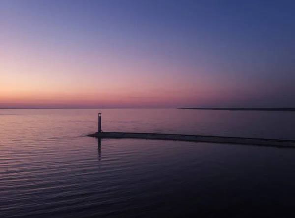 Μικρός Φάρος Στη Θάλασσα Του Κιέβου Στο Μωβ Ηλιοβασίλεμα Κοντά — Φωτογραφία Αρχείου