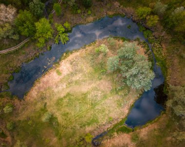 Göl manzarası at nalı gibi bükülür.