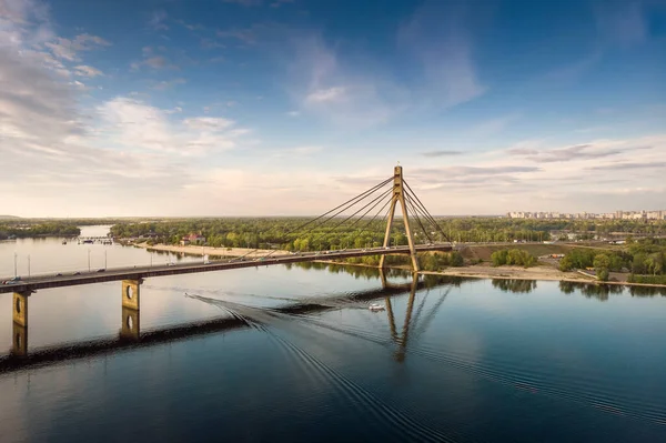 Luftaufnahme Der Pivnitschny Brücke Kiew Und Hintergrund Stadtansicht Und Boote — Stockfoto