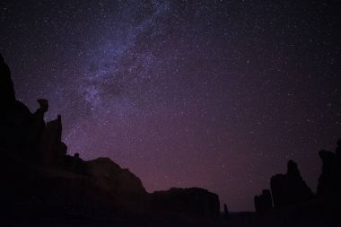 Yıldızlı gökyüzü kemer Milli Parkı, Utah üzerinden