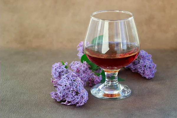 Verre Cognac Lilas Printemps Fleurs — Photo