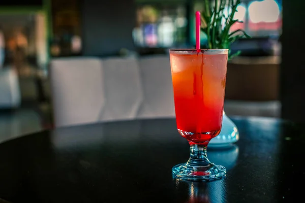 나이트 클럽 레스토랑 나무 탁자 위에 신선 한 칵테일 잔이요. 알코올음료, 클로즈업. — 스톡 사진