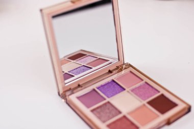 Beyaz arka planda izole edilmiş renkli göz falı paletleri. Dokuz renk göz farı paleti.