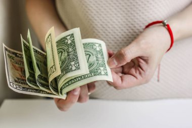 Kadın Amerikan doları sayıyor, kadın eli yakından. Paralı kişi, maaş kavramı, alışveriş, nakit para tasarrufu.