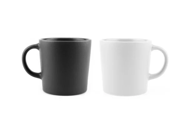 Canecas preto e branco de lados diferentes, copo de cerâmica em branco Iso — Fotografia de Stock