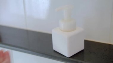 Evdeki banyoda genç kadınlar ve vücut bakımı. Elini sabunla yıkayan biri. Sağlık Hizmetleri Konsepti.