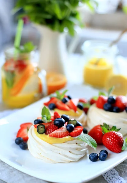 Çilekli Pavlova tatlısı