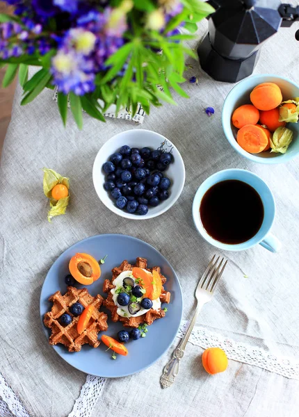 Böğürtlenli yulaf waffle