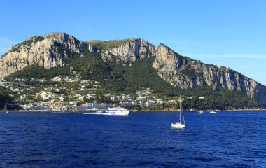 Pistin aşağısında Capri Adası