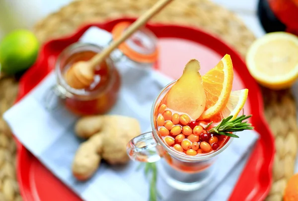 Deniz dikenli vitamin çayı, kızılcık, zencefil ve limon