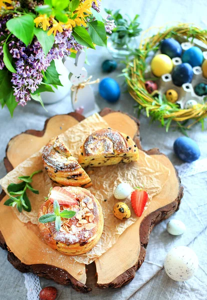 Paskalya kek ve renkli yumurta