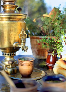 Semaverden sıcak çay kupası.