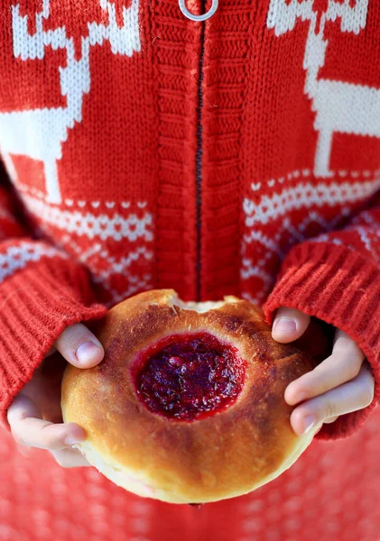 Elleri böğürtlenli çörek