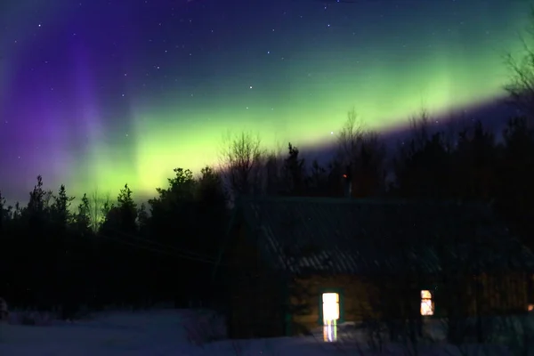 Kuzey Kutup Dairesi Arkasında Aurora Borealis