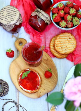 Tereyağlı ve çilekli tost.