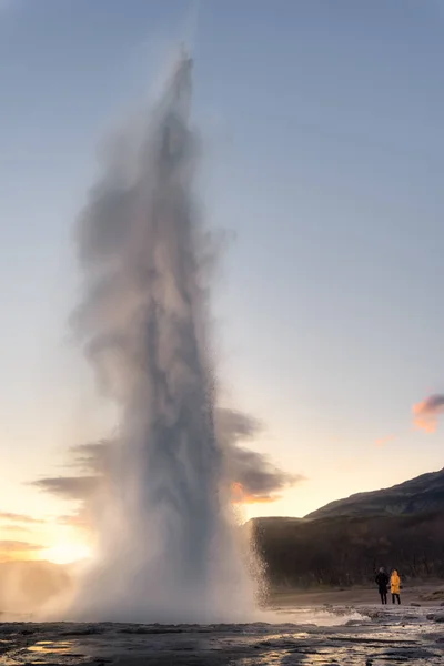 冰原上的Geyser strokur — 图库照片