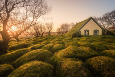 İzlanda 'daki kilise ve mezarlık