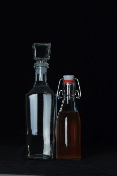 Dwie butelki na czarny — Zdjęcie stockowe