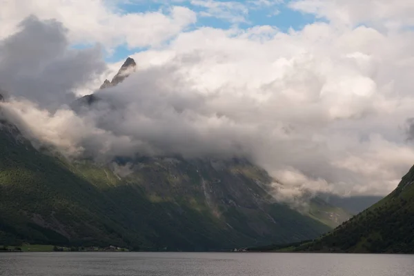 Nubes noruego fiordo — Foto de Stock