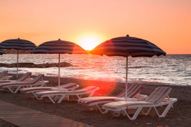 günbatımı iki kumsalda