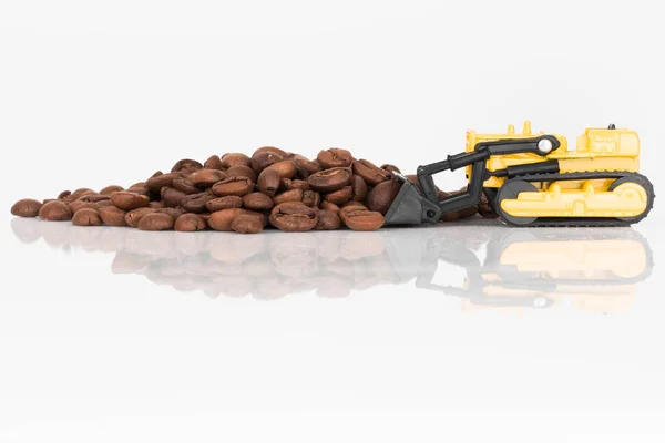 Kaffeebohnen und Bulldozer — Stockfoto