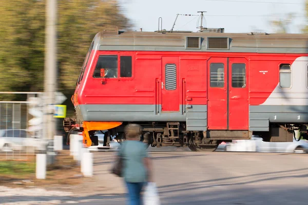 Rus Demiryollarından Oluşan Yerel Bir Tren Demiryolu Geçidinde Duran Insanların — Stok fotoğraf