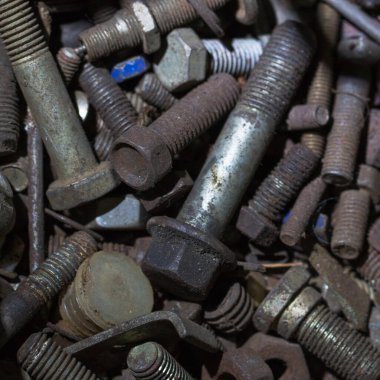 Fotoğrafta bir sürü eski kirli cıvata var..