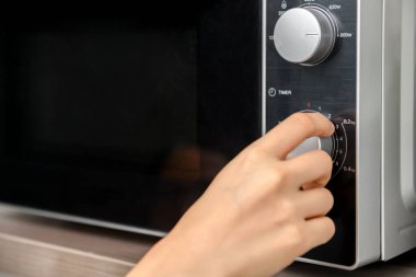 Mikrodalga fırın kullanılıyor, yakın çekim fotoğrafı, sığ nokta