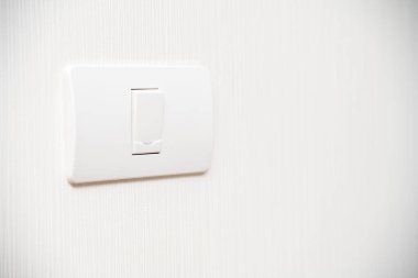 Elektronik lamba beyaz odada.