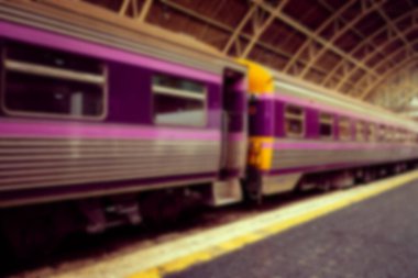 Bangkok, Tayland 'daki demiryolu ve tren istasyonu soyut olarak bulanıklaştı. Retro renk süreci